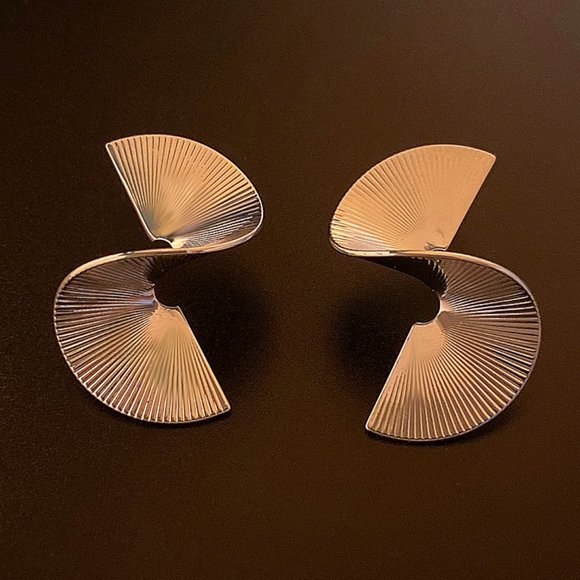 Gold and silver metal spiral fan-shaped earrings - Picture 10 of 12